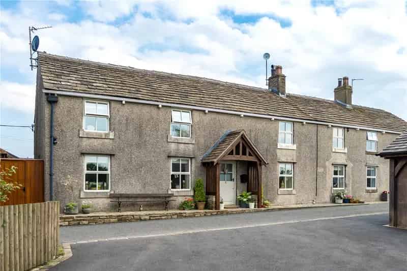 3 Bedroom Semi-Detached Cottage Dinckley