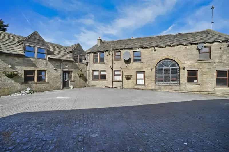 8 Bedroom Detached House To Rent