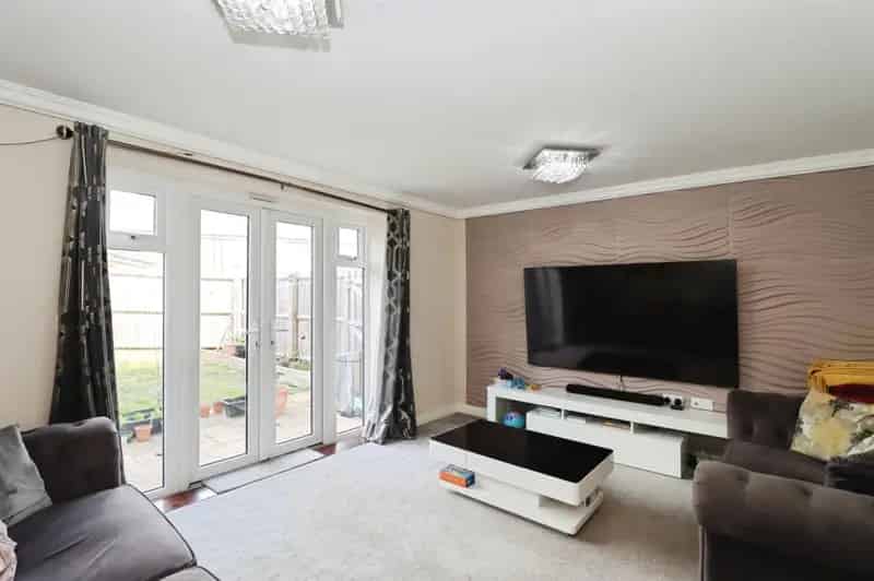 3 Bed Semi-Detached House with En-Suite, Garden and Garage