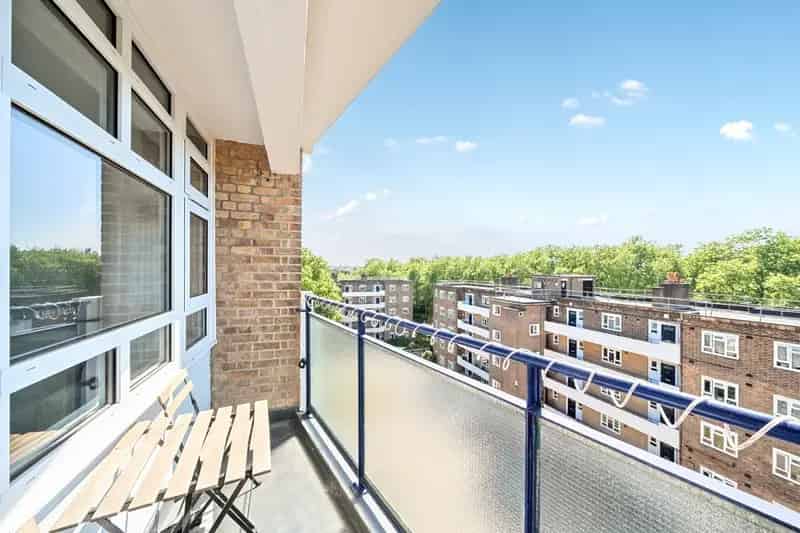 Spacious 2-Bedroom Apartment in Fulham with Private Terrace