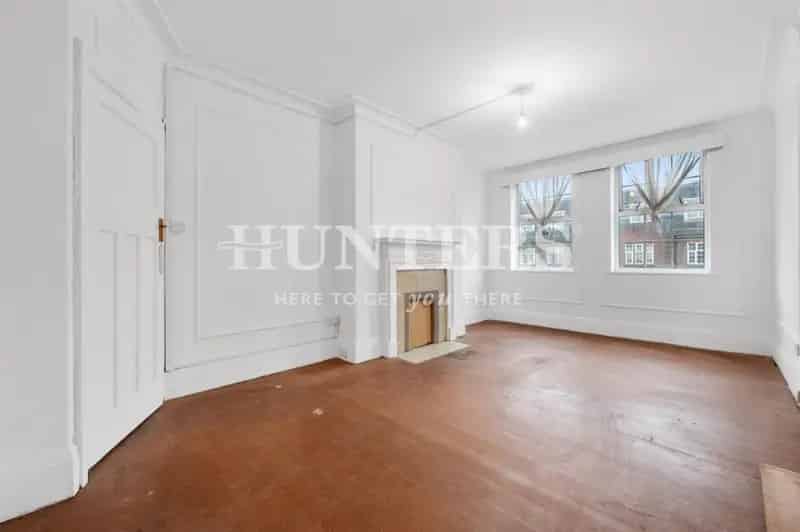 4 Bedroom Flat for Sale 1303 SQ FT Near Stations