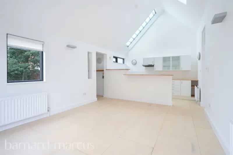 Spacious 1 Bedroom Flat with Garden Access