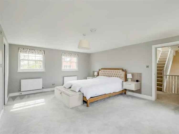 Detached house For Sale in St Albans, England