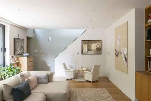 Maisonette to rent in Allen Street, London W8