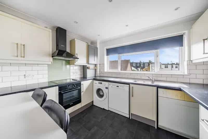 Spacious 2 Double Bedroom Flat near Raynes Park Station