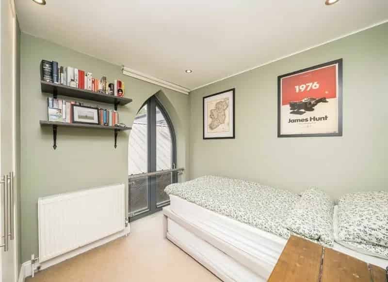 Two Bedroom Apartment in Converted Hall Near Richmond Park