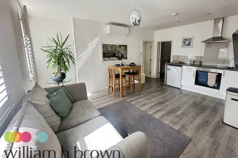 2-Bed Furnished Apartment Braintree High Street Modern City Center Living