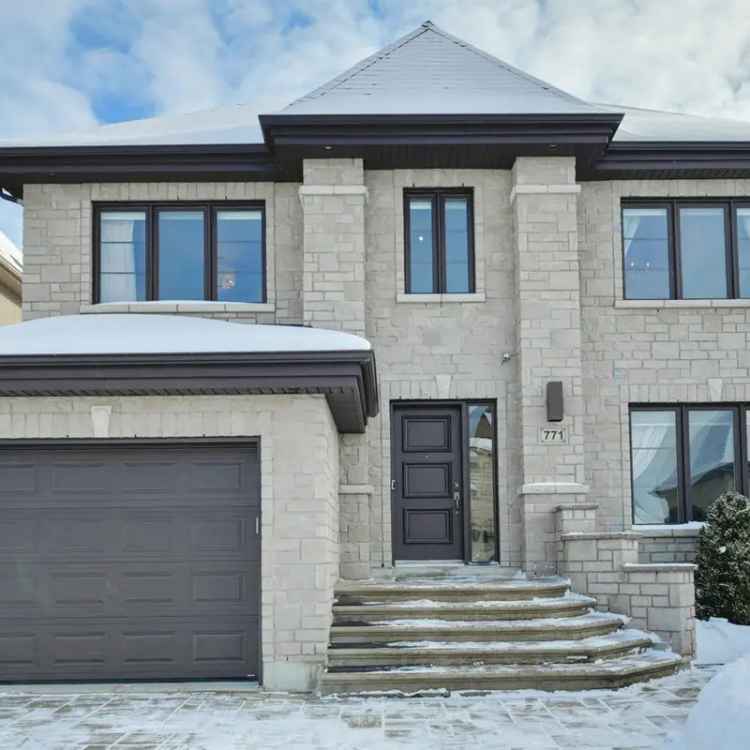 Luxury 4-Bedroom House with Saltwater Pool and Outdoor Kitchen