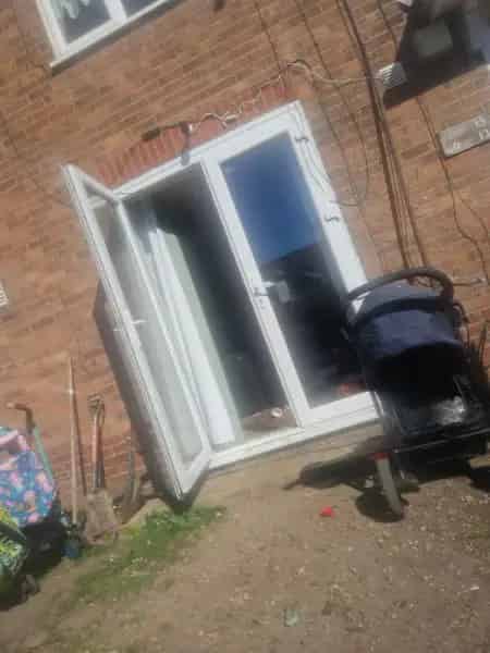 2 Bed Ground Floor Flat with Garden Near Schools and Shops