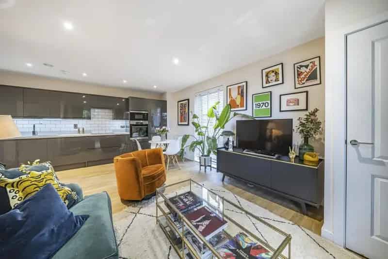 1 Bedroom Flat with Balcony - Open Plan Living