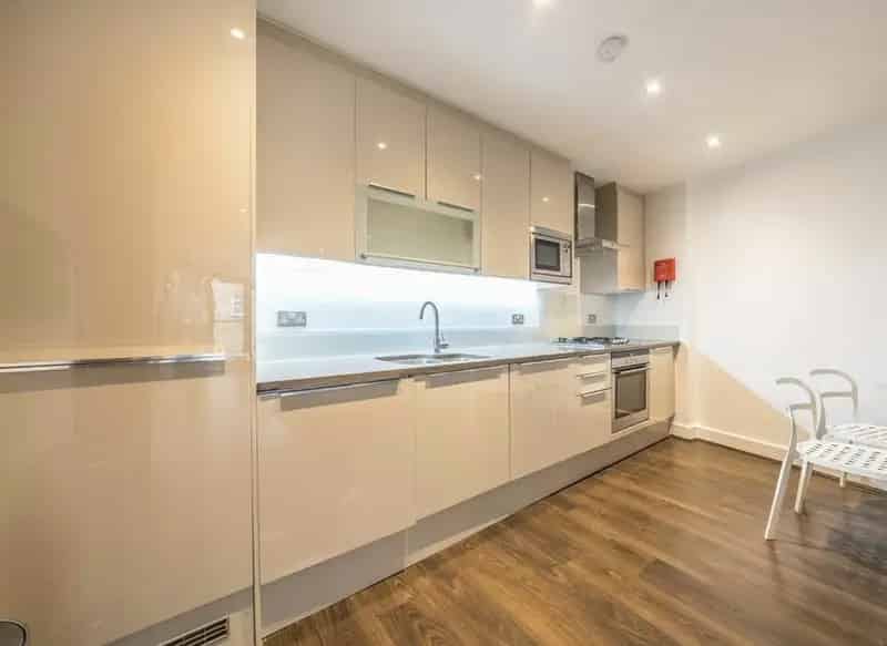 Two Bedroom Apartment with Terrace Aldgate E1