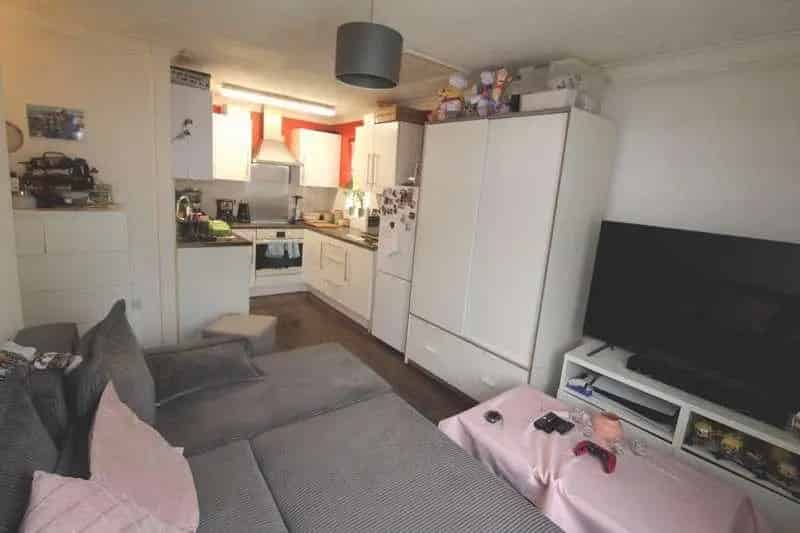 1 Bed Flat for Sale - Parking - Extended Lease
