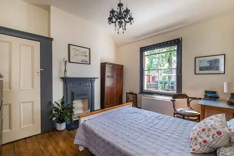 3 Bedroom Victorian House for Sale in Clapham Old Town
