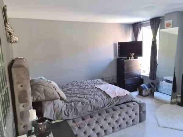 Large 2-Bed Flat with Private Parking Near Amenities