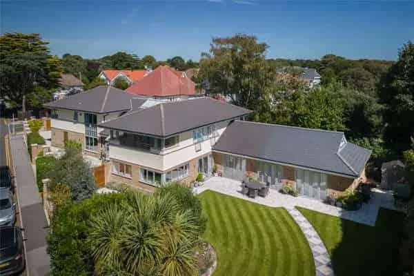 Stunning Detached House near Sandy Beaches