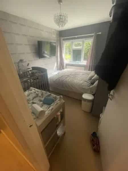Spacious Ground Floor Flat Near Train Station