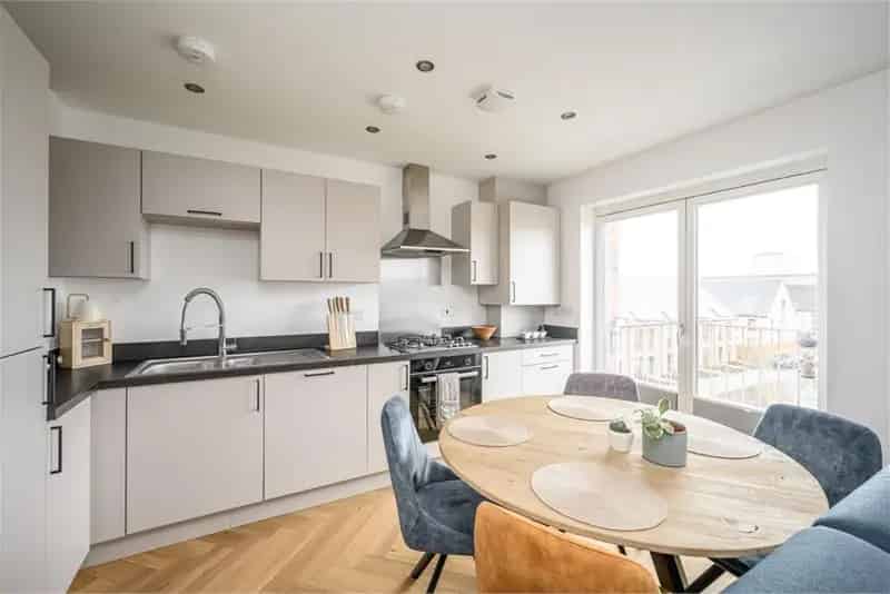 2 Bed Flat Second Floor 1 Reception Room Modern Development