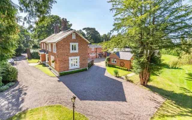 Providence Grange: 5 Double Bedroom Detached House with Ample Parking and Annexe Potential