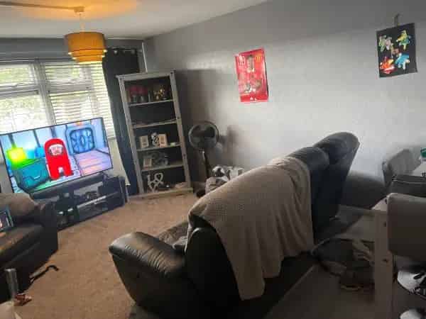 Large 2 Bedroom House with Spacious Living Room