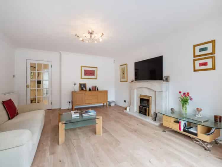 Spacious 2-Bed Apartment with Garage and Secure Entry