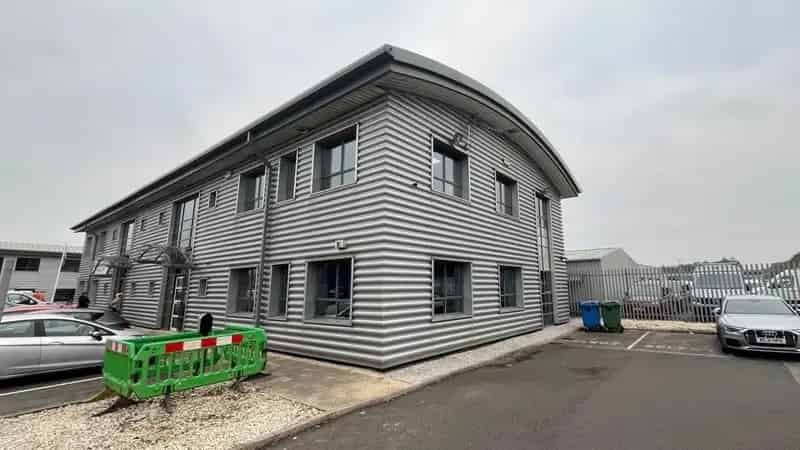 Modern Semi-Detached Office with 12 Parking Spaces