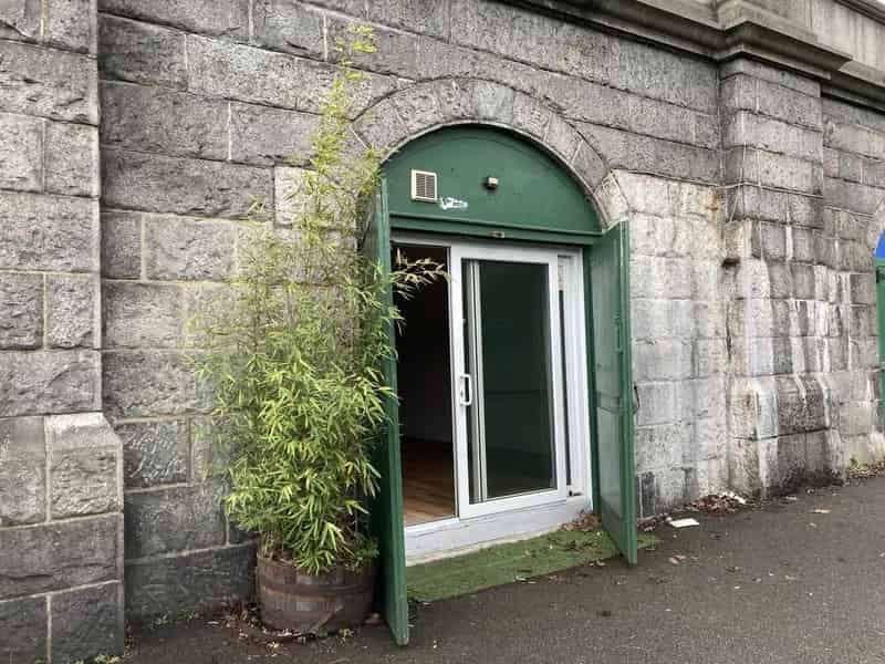 1002 sq ft Arch Unit River Thames Richmond Flexible Lease Clean Use