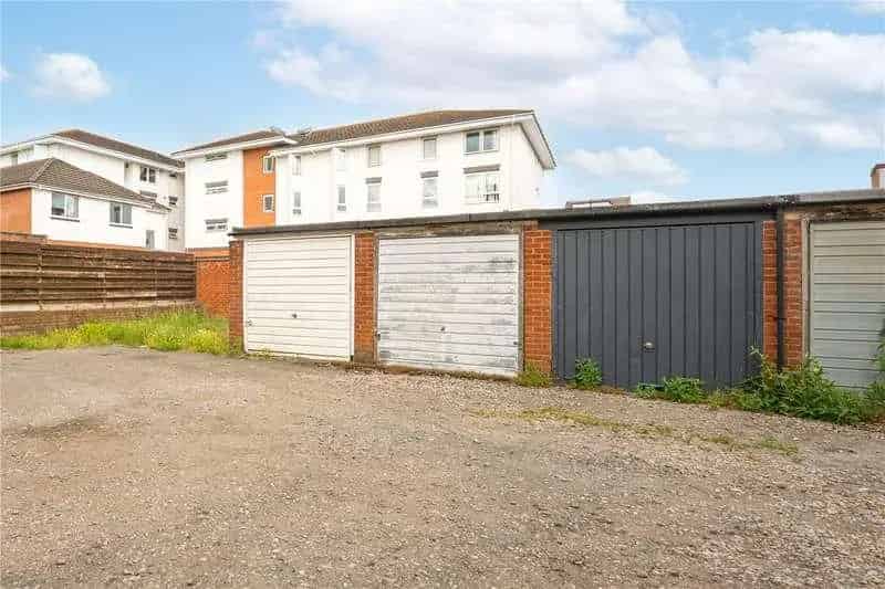 2 Bed House for Sale - Updated Kitchen and Garage