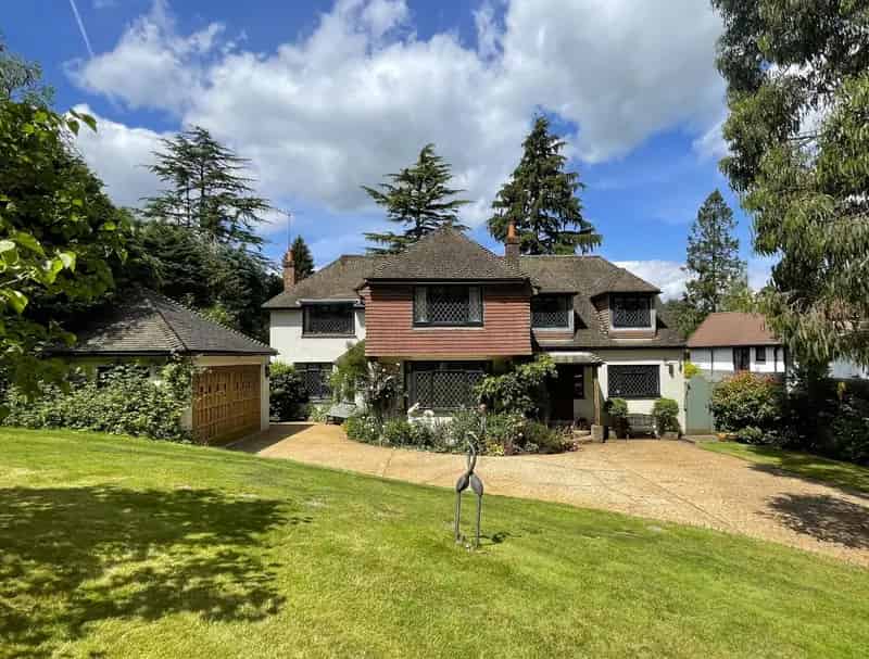 5 Bedroom Family Home Chipstead