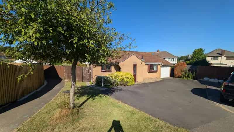 2 Bedroom Bungalow For Sale - Large Garden - Quiet Cul De Sac