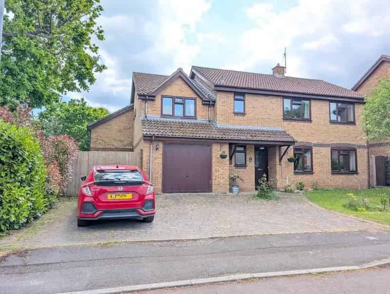 6 bedroom detached house for sale