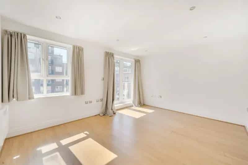 Two Bedroom Apartment in Royal Quarter with Balcony and Courtyard Views