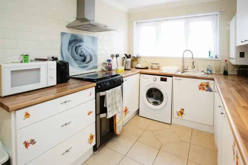 3 Bedroom Family Home with Garden Driveway and Parking