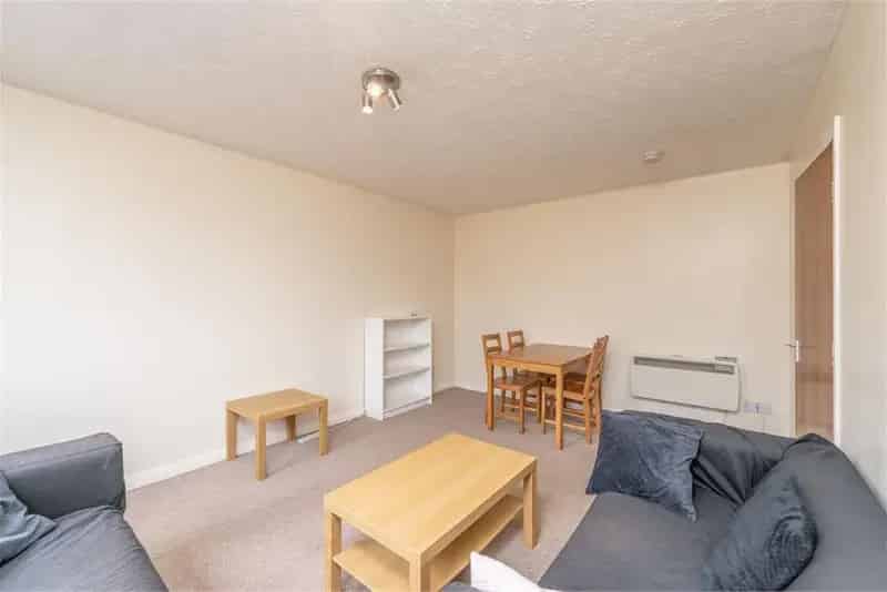 2 Bed Flat Gorgie Edinburgh - Top Floor Apartment with Parking