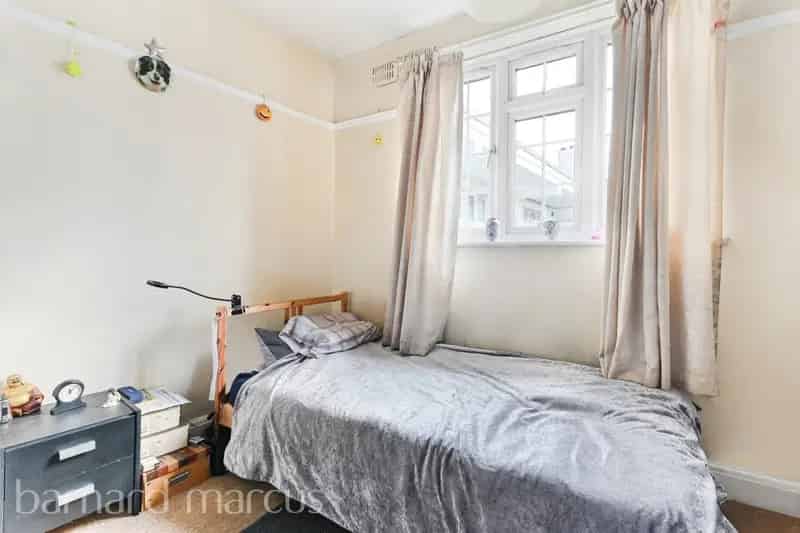 Spacious 2-Bed Flat near Morden Stations