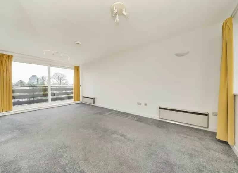 Two Bedroom Apartment with Balcony and Garage Near River Thames