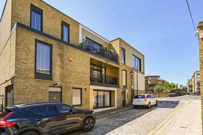 2 Bed Flat for Sale near Victoria Park