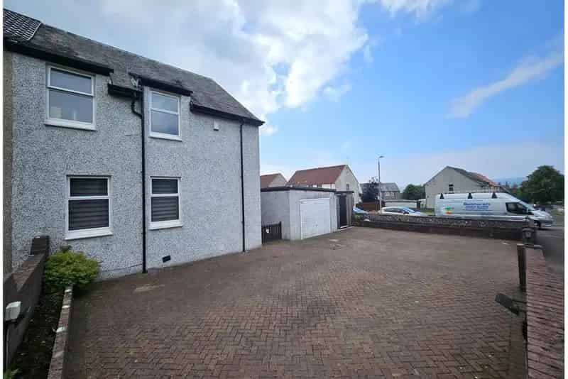 3 Bed Semi Detached House with Garden and Parking
