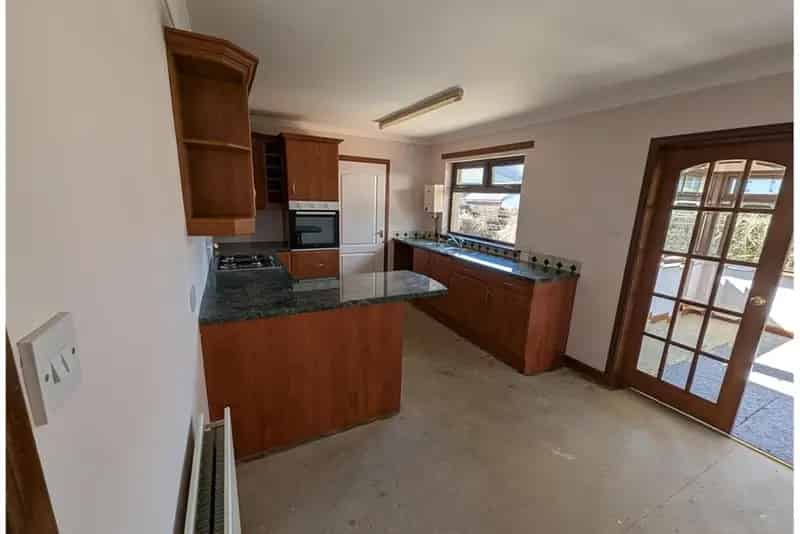3 Bed Detached Bungalow with Conservatory and Garage