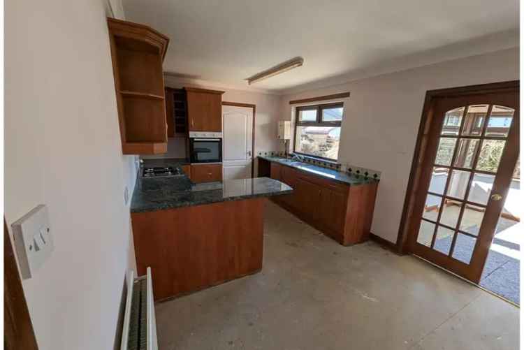 3 Bed Detached Bungalow with Conservatory and Garage
