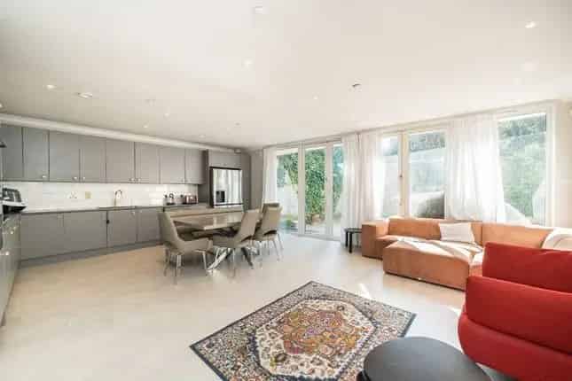 Five Double Bedroom Family Home near Tooting Bec Tube Station
