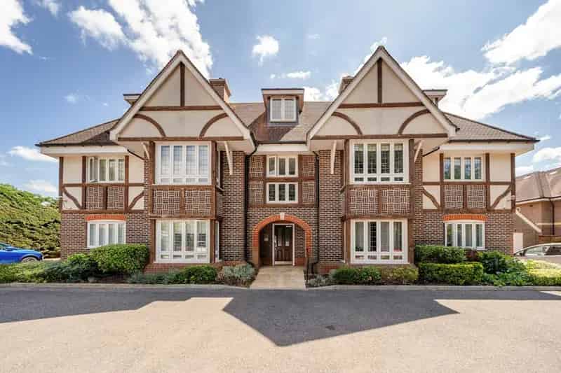Modern 2-Bedroom Apartment in Maidenhead Near Station