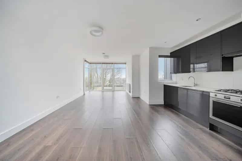 Stunning 871 sq ft 2 Bed 2 Bath Apartment with Roof Terrace and London Skyline Views