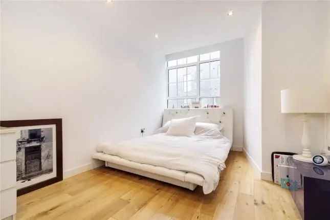 Town house to rent in Newark Street, Whitechapel E1