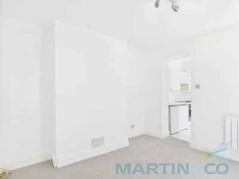 1 Bedroom Flat for Sale - Newly Renovated