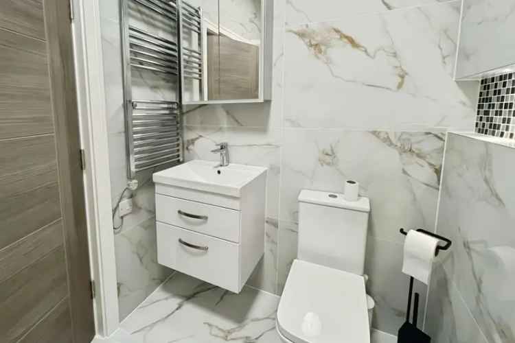 3 Bedroom Modern Apartment Town Centre Zero Deposit Available