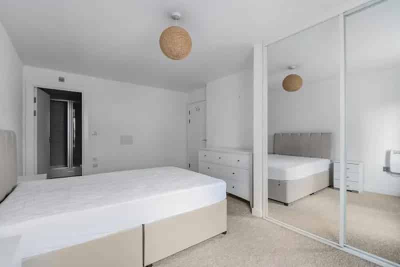 Spacious 2-Bedroom Apartment with Balcony in Greenwich Deals Gateway