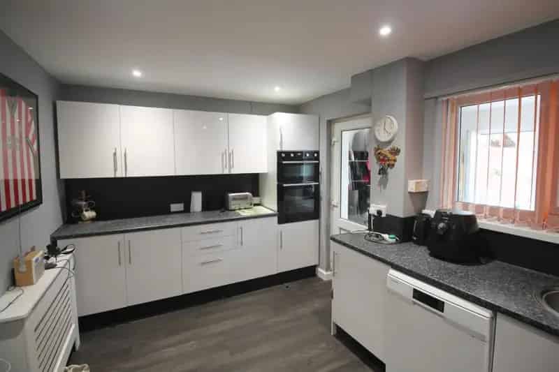 3 Bed Mid Terrace House for Sale Modern Kitchen Parking