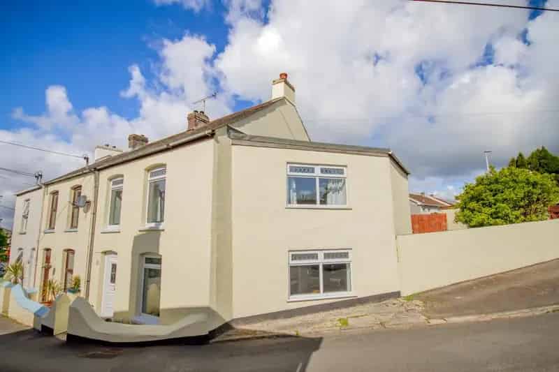 4 bedroom end of terrace house for sale