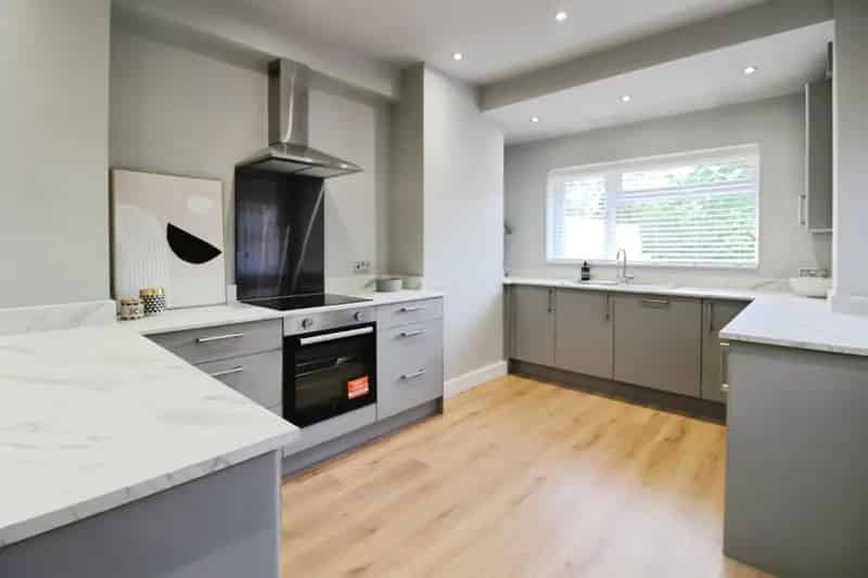 3 Bed House Open Plan Lounge New Kitchen Large Garden