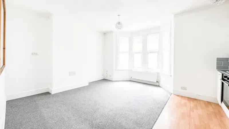 2 Bedroom Victorian Apartment near Victoria Park - No Onward Chain